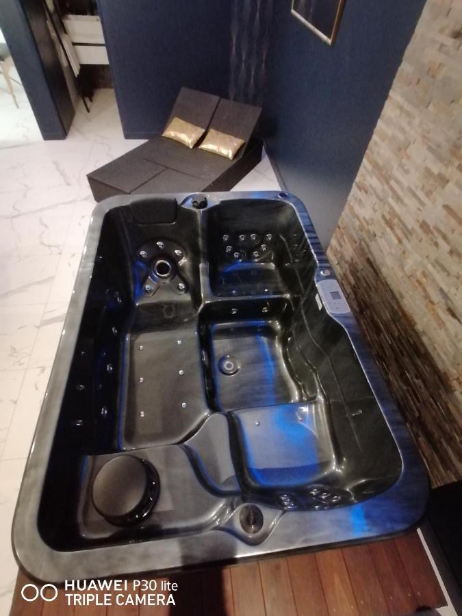 Suite Blue Jacuzzi Le Breuil  外观 照片
